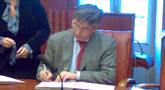 file/ELEMENTO_NEWSLETTER/11959/Errani_che_firma.gif