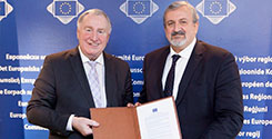file/ELEMENTO_NEWSLETTER/17398/Emiliano_firma_alleanza_coesione_281117.jpg