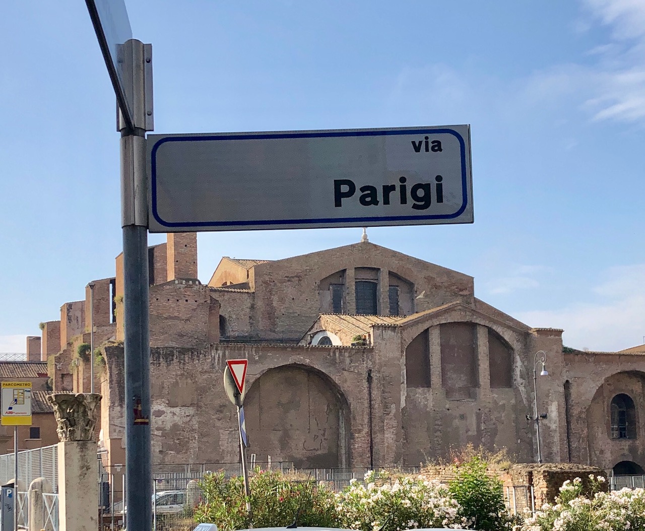 file/ELEMENTO_NEWSLETTER/20420/segnaletica-via-parigi-con-sfondo-terme-diocleziano.jpg