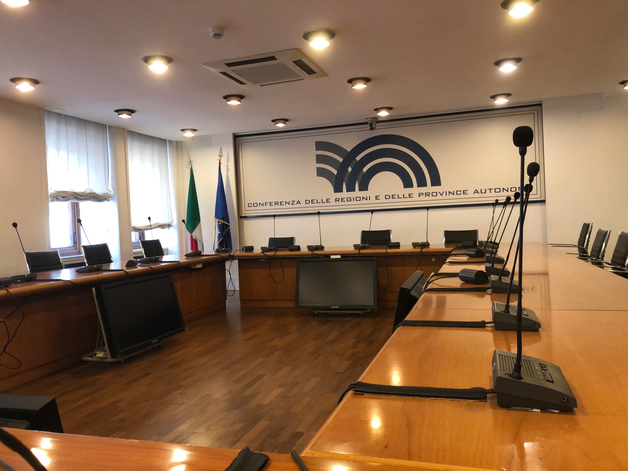 file/ELEMENTO_NEWSLETTER/21802/Conferenza_Regiomi_sala_vuota_b_29092020.jpg