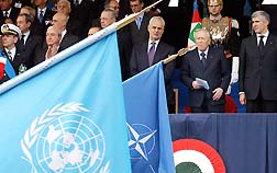 Il Presidente Ciampi, con le più Alte cariche dello Stato, assiste alla Parata Militare.