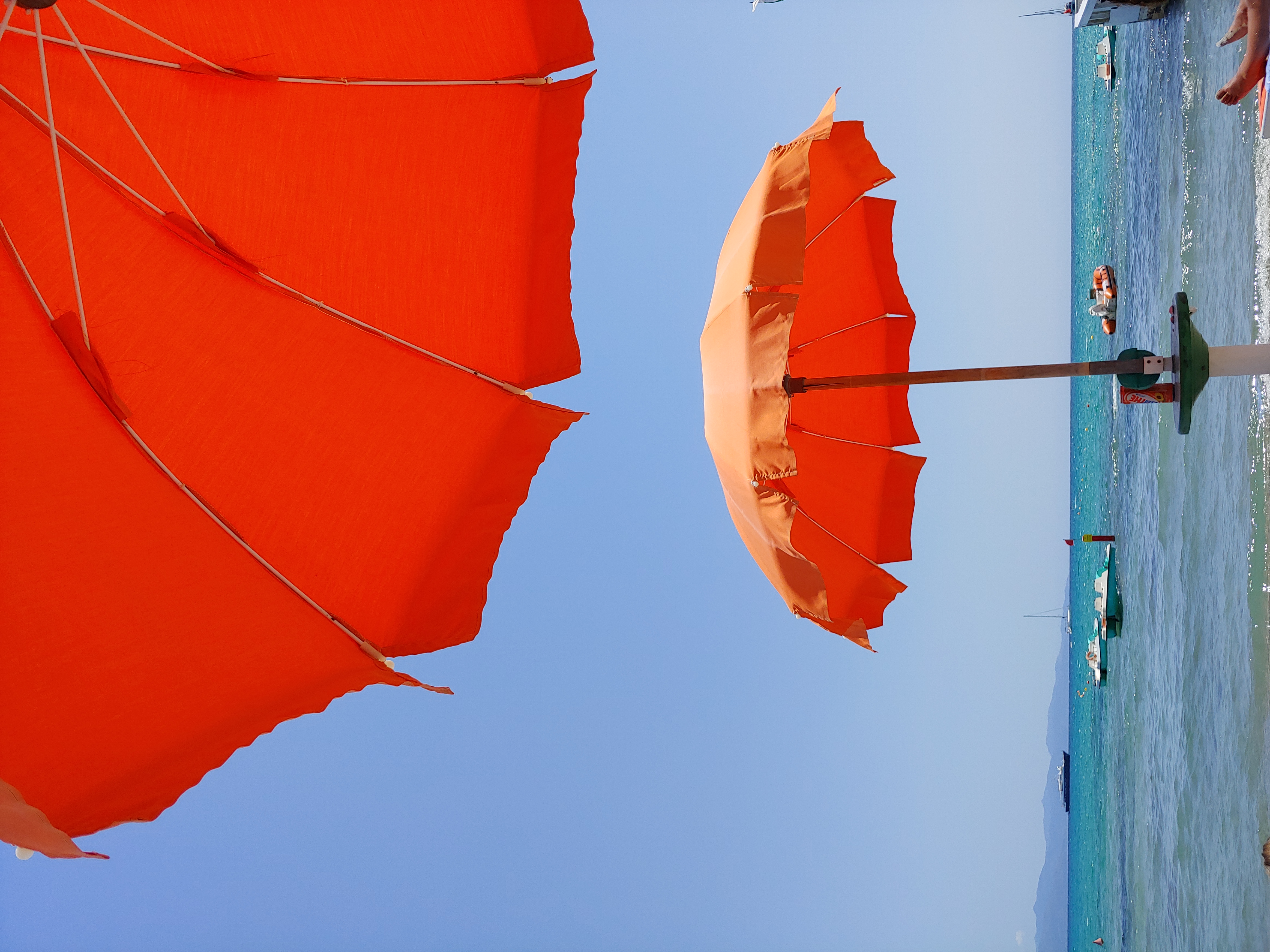 file/ELEMENTO_NEWSLETTER/23803/ombrelloni-rossi-spiaggia.jpg
